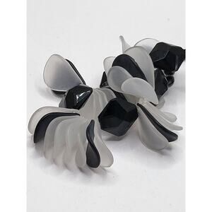 Vintage Black and White Teardrop Statement Necklace 17.5 Inch Acrylic Beads